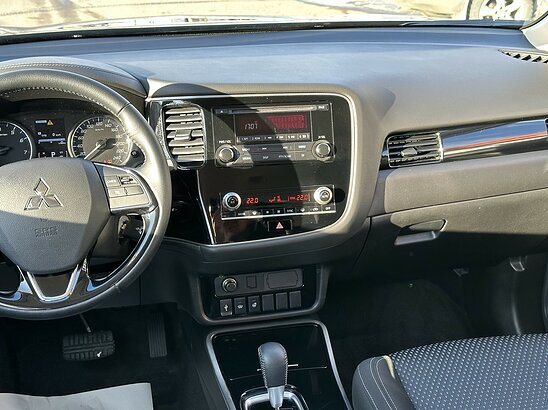 Mitsubishi Outlander 2.0 4WD CVT (146 л.с.) Invite