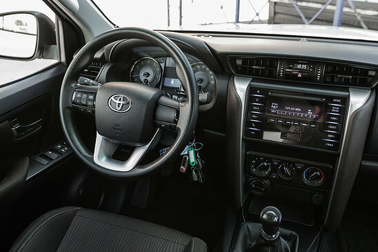 Toyota Fortuner 2.7 4WD MT (166 л.с.) Стандарт