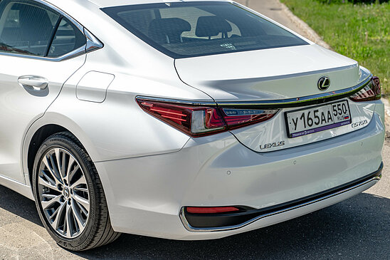 Lexus ES ES 250 2.5 AT (200 л.с.) Premium