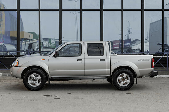 Nissan NP300 2.5 dCi 4WD MT (133 л.с.)