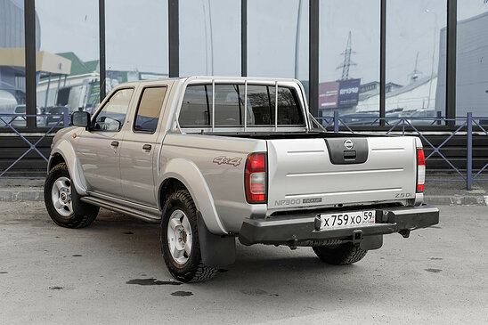 Nissan NP300 2.5 dCi 4WD MT (133 л.с.)