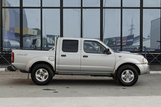 Nissan NP300 2.5 dCi 4WD MT (133 л.с.)