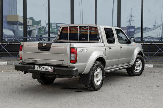 Nissan NP300 2.5 dCi 4WD MT (133 л.с.)