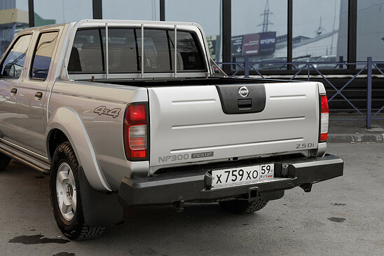 Nissan NP300 2.5 dCi 4WD MT (133 л.с.)