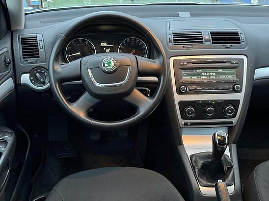 Skoda Octavia 1.6 MPI MT (102 л.с.) Ambiente