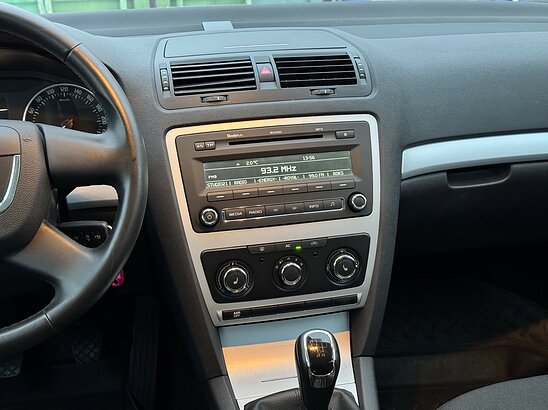 Skoda Octavia 1.6 MPI MT (102 л.с.) Ambiente