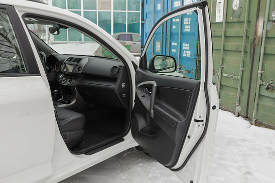Toyota RAV4 2.0 4WD CVT (158 л.с.) Prestige