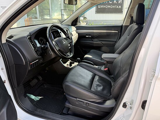 Mitsubishi Outlander 2.4 4WD CVT (167 л.с.) Ultimate
