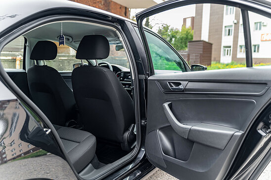 Volkswagen Polo 1.6 MPI AT (110 л.с.) Respect