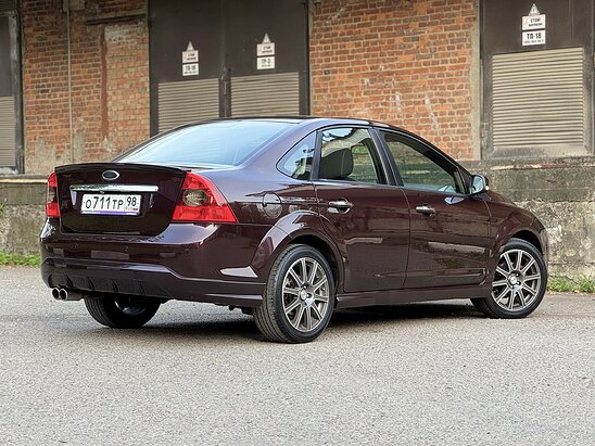 Ford Focus 2.0 MT (145 л.с.) Ghia