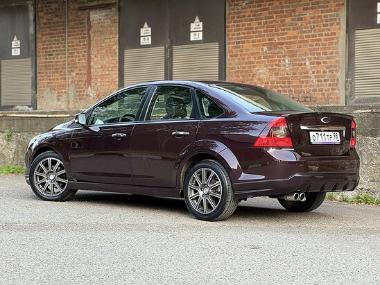 Ford Focus 2.0 MT (145 л.с.) Ghia