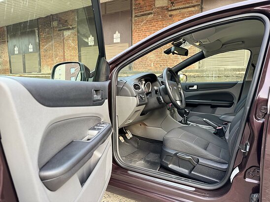 Ford Focus 2.0 MT (145 л.с.) Ghia
