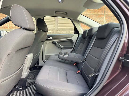 Ford Focus 2.0 MT (145 л.с.) Ghia