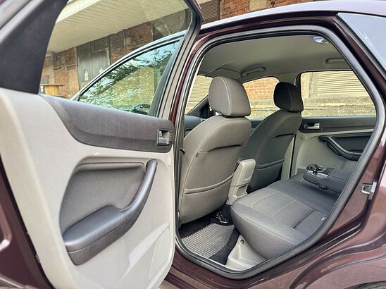 Ford Focus 2.0 MT (145 л.с.) Ghia