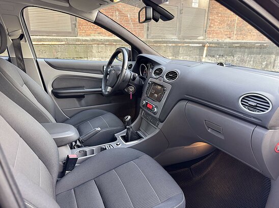 Ford Focus 2.0 MT (145 л.с.) Ghia