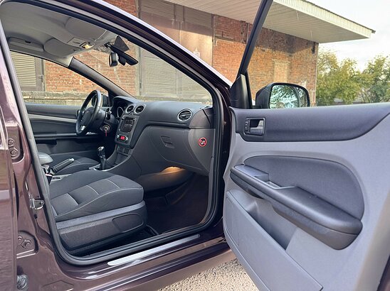 Ford Focus 2.0 MT (145 л.с.) Ghia