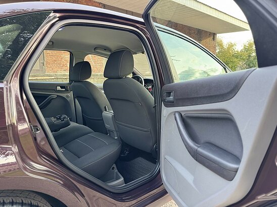 Ford Focus 2.0 MT (145 л.с.) Ghia