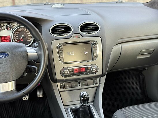 Ford Focus 2.0 MT (145 л.с.) Ghia