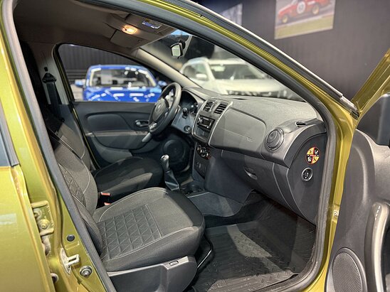 Renault Sandero Stepway 1.6 MT (82 л.с.) Confort