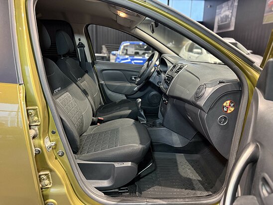 Renault Sandero Stepway 1.6 MT (82 л.с.) Confort