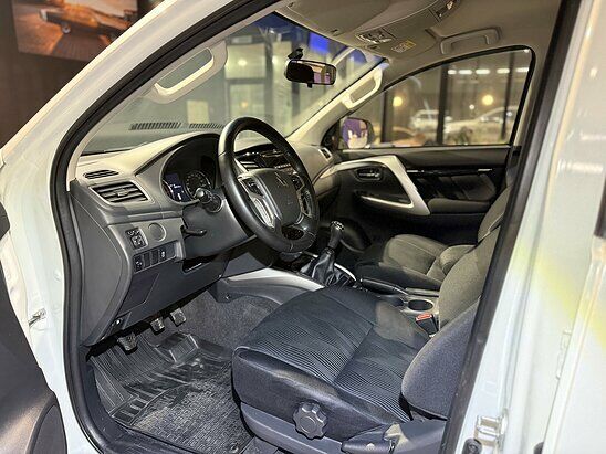 Mitsubishi Pajero Sport 2.4 4WD MT (181 л.с.) Invite