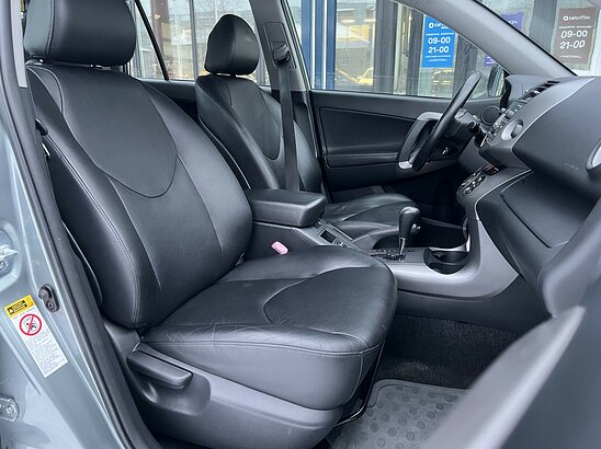 Toyota RAV4 2.4 4WD AT (170 л.с.) Сол