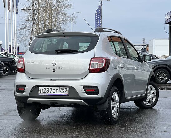 Renault Sandero Stepway 1.6 MT (82 л.с.) Confort
