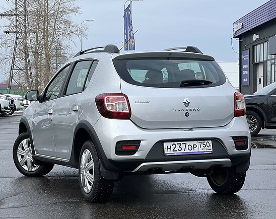 Renault Sandero Stepway 1.6 MT (82 л.с.) Confort