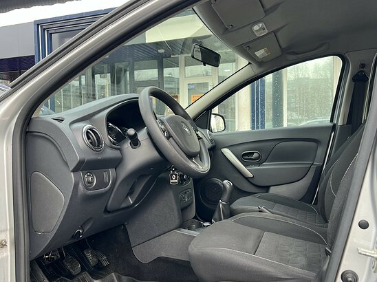 Renault Sandero Stepway 1.6 MT (82 л.с.) Confort