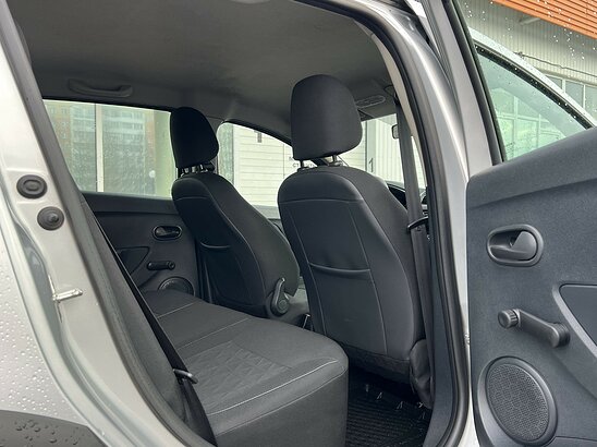 Renault Sandero Stepway 1.6 MT (82 л.с.) Confort